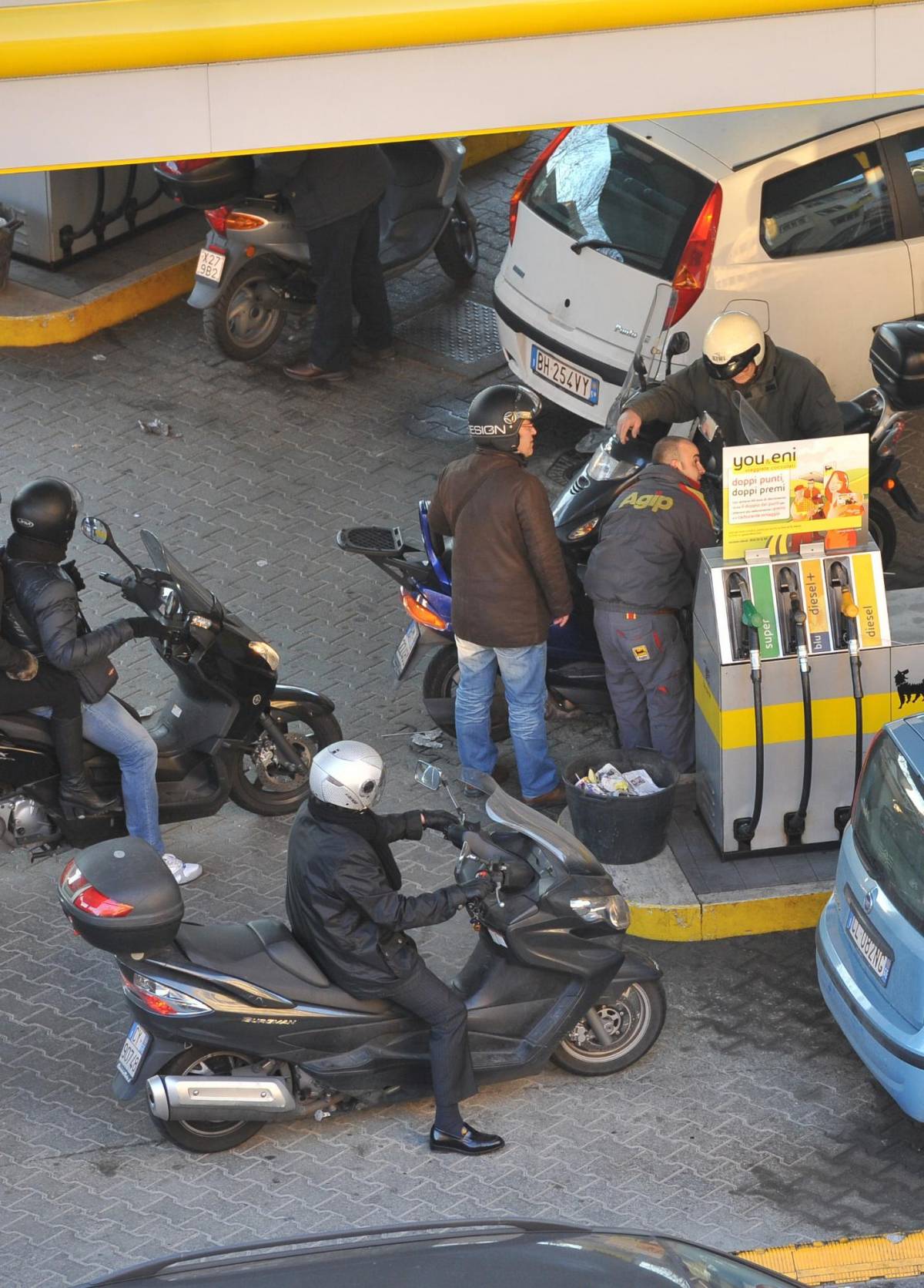 Liguria con scaffali pieni e distributori vuoti