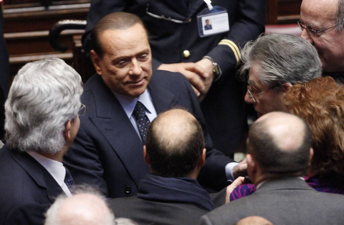 Berlusconi vota per Monti Bossi: "Mezza cartuccia..."