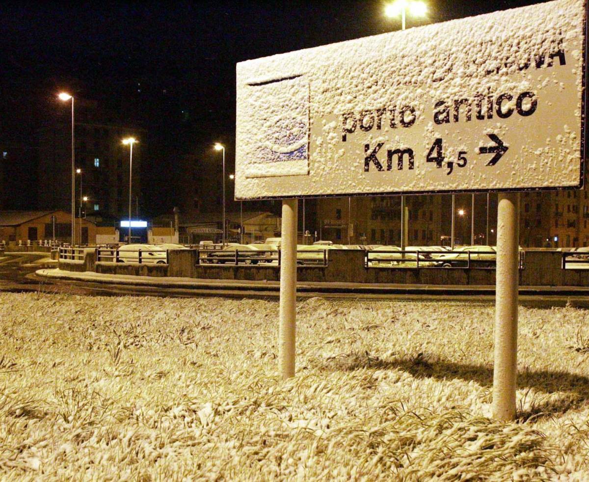 Neve, allerta meteo 1 fino alle 8 di lunedì «Rischio ghiaccio, non usate auto e moto»