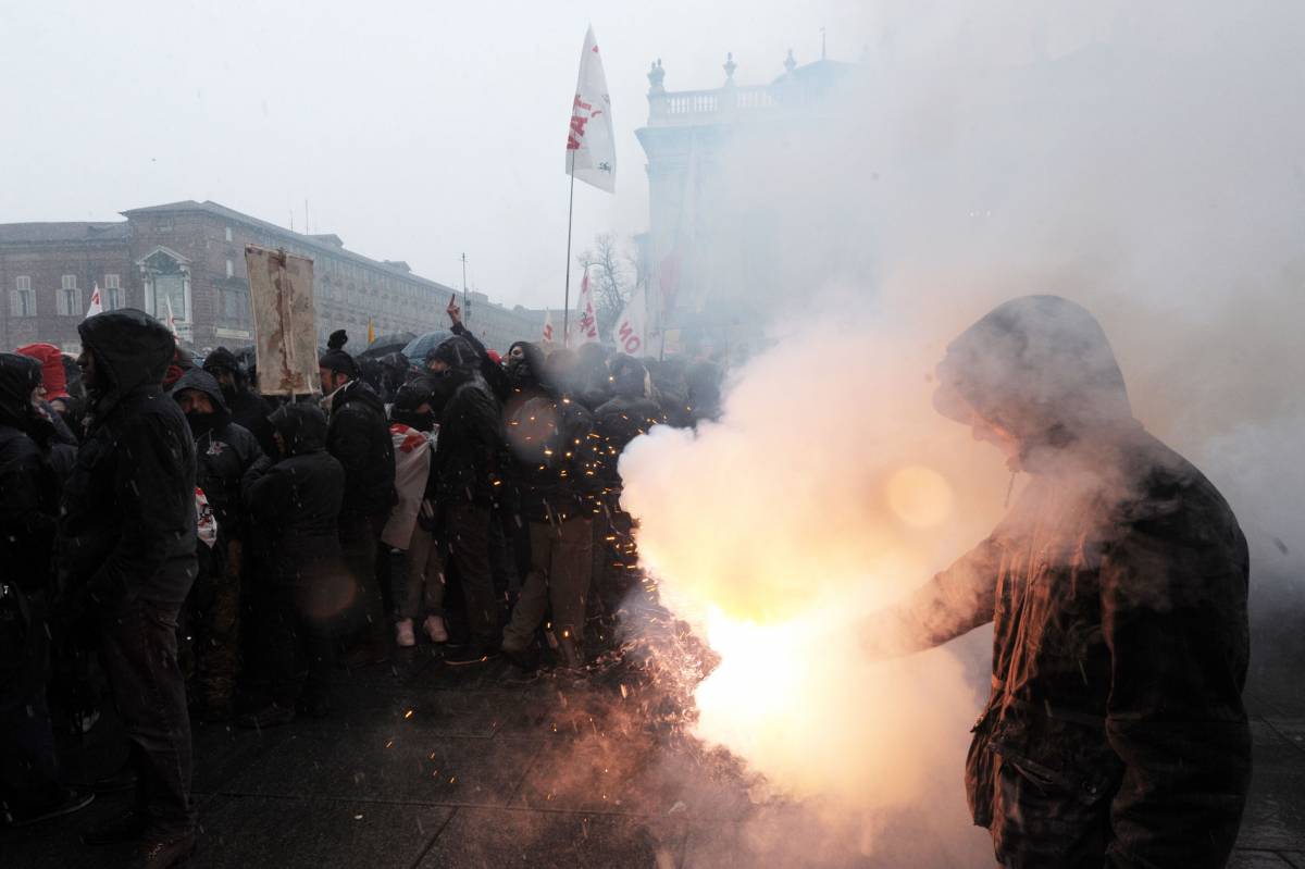 I No Tav sbarcano a Torino, in piazza per gli ex brigatisti: "Li vogliamo liberi tutti"