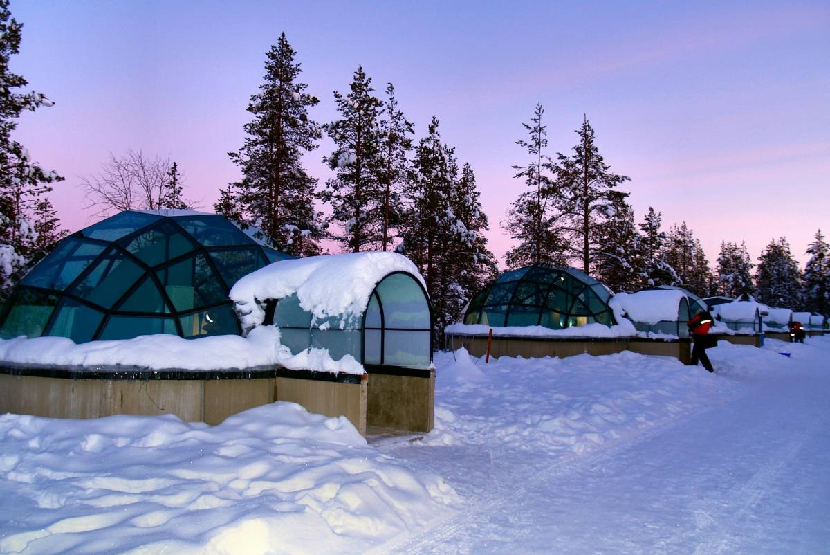 Due cuori e un igloo sotto l’aurora boreale