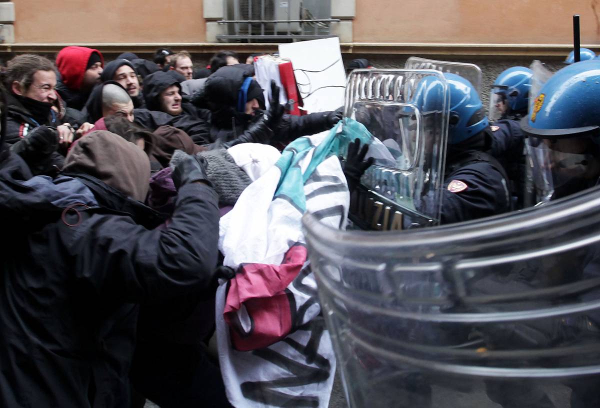 Bologna, gli indignados  contestano Napolitano