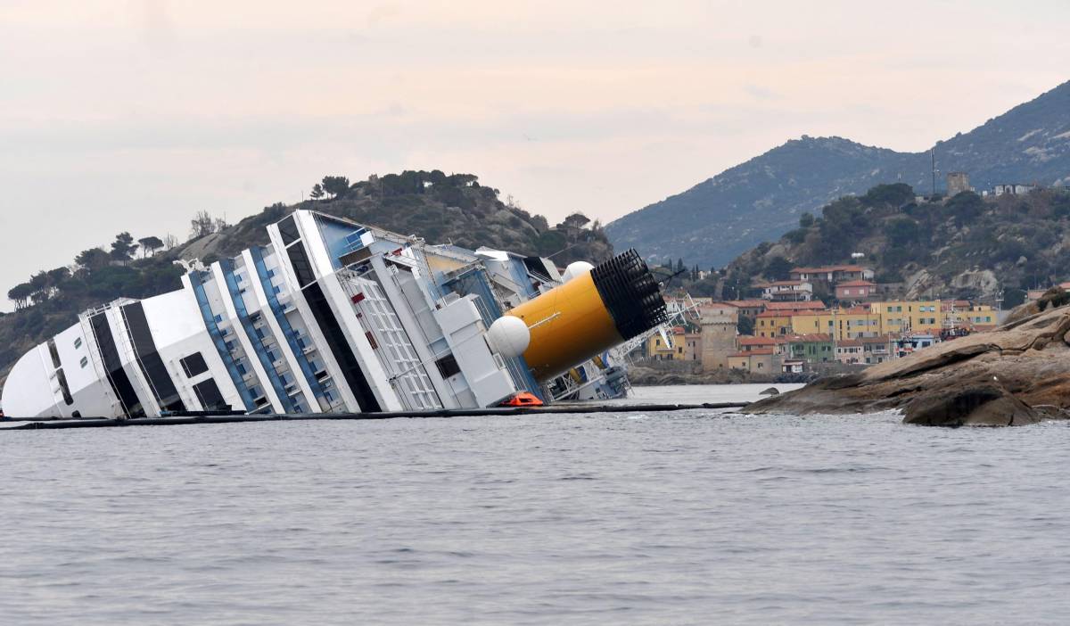 I sub si arrendono: sul Concordia 33 morti