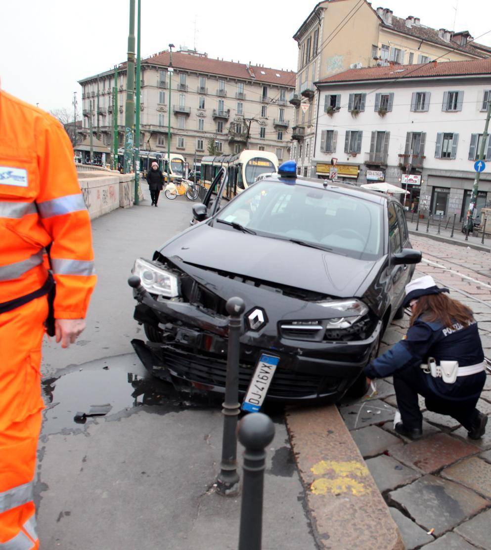 I ladri investono un ghisa: gimcana e spari sui Navigli