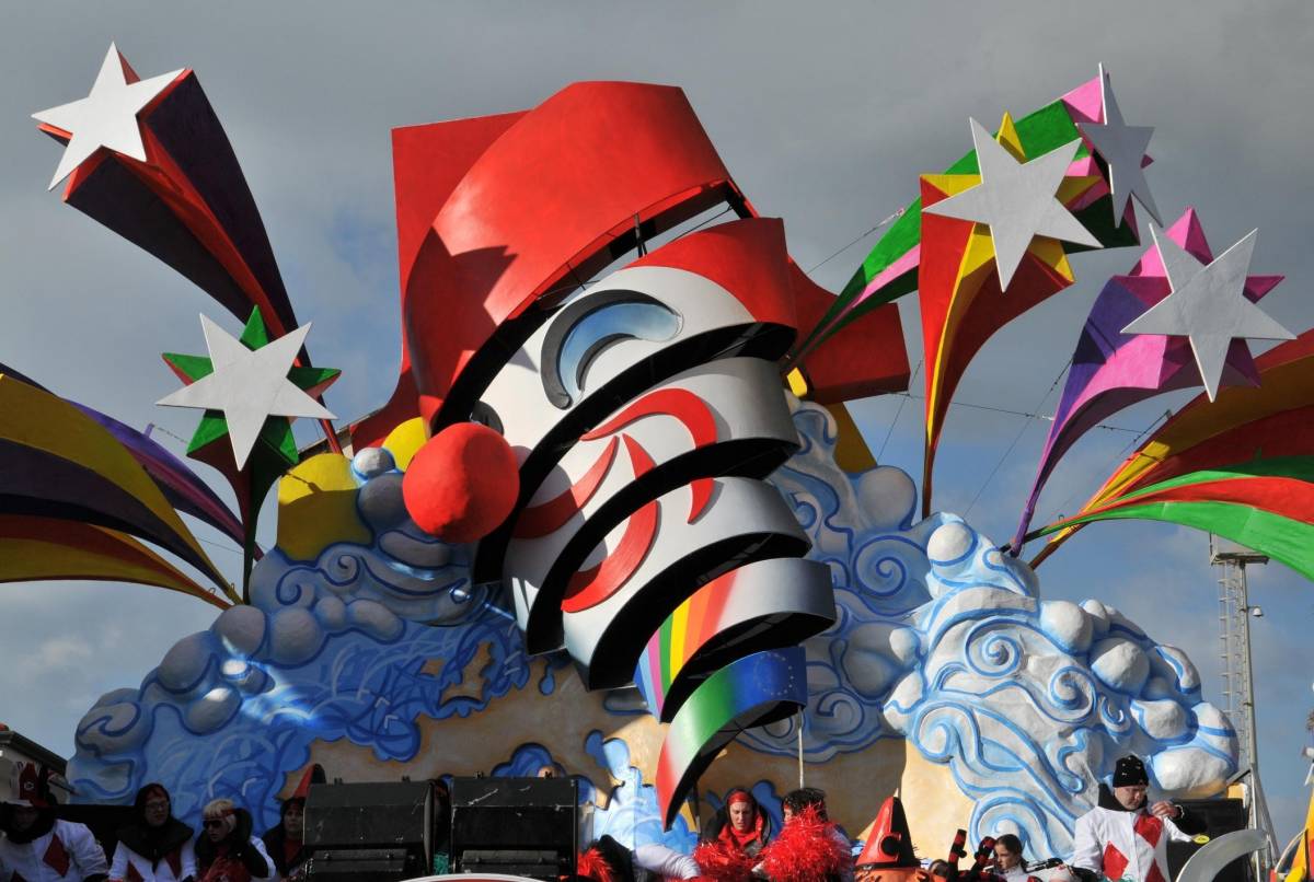 Carnevale: una festa tra tradizione  carri allegorici e ritmi di samba