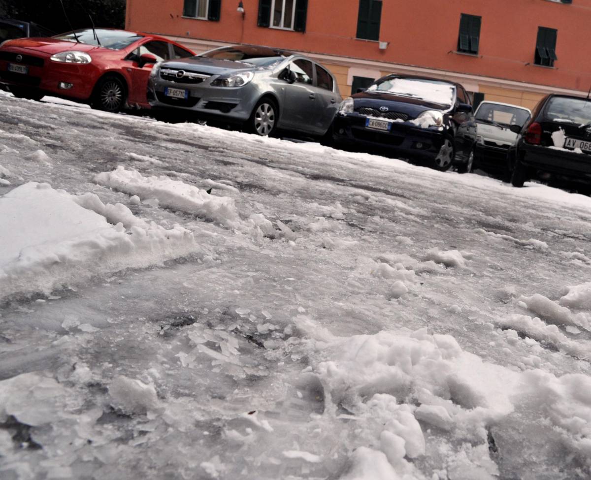 Morsa del ghiaccio in Liguria vanno le moto, ma non i treni