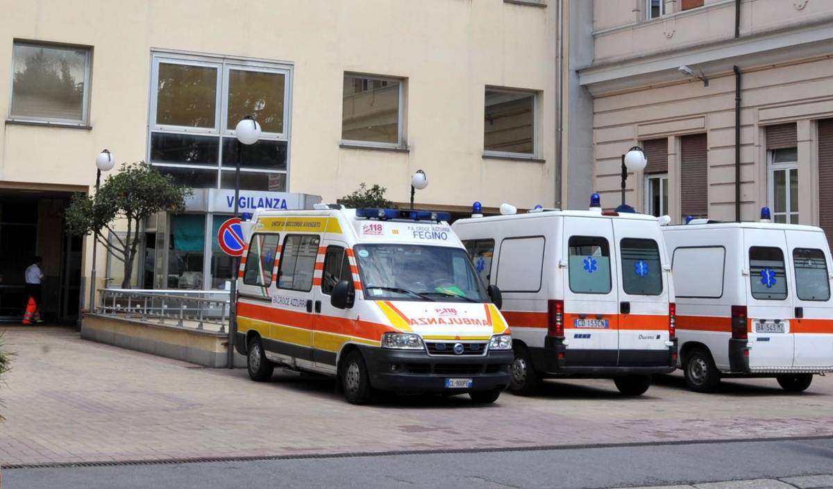 Guardie con la pistola in corsia nel pronto soccorso pericoloso