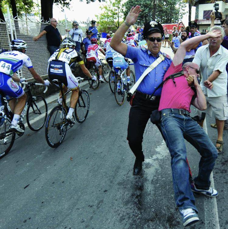 Il Pd perde la volata  e nega la solidarietà  ai ciclisti malmenati