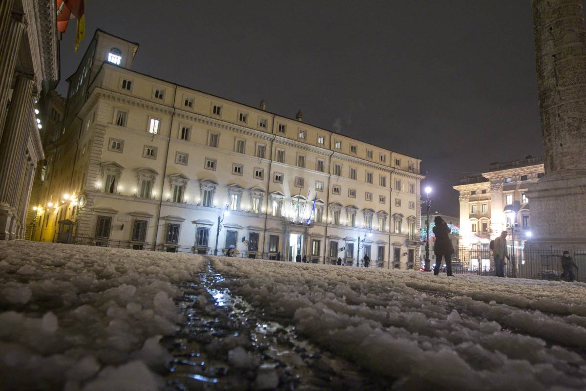 Così la grande nevicata congela persino le gelosie di Palazzo