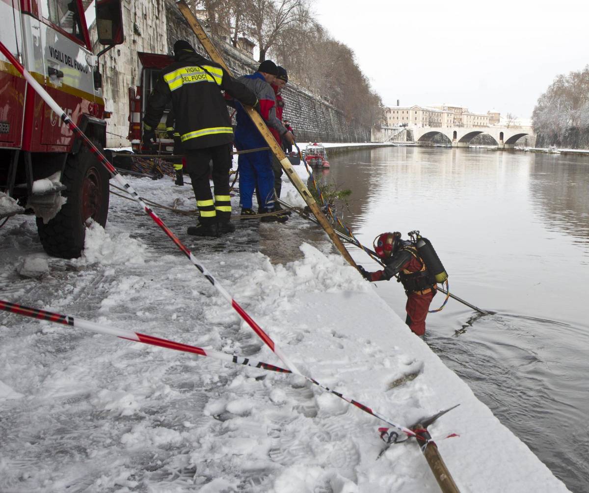 Litiga con la ex e getta il figlio nel Tevere