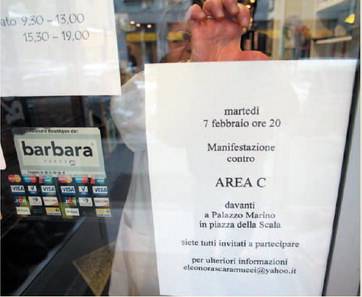 I commercianti fanno il girotondo in piazza Scala