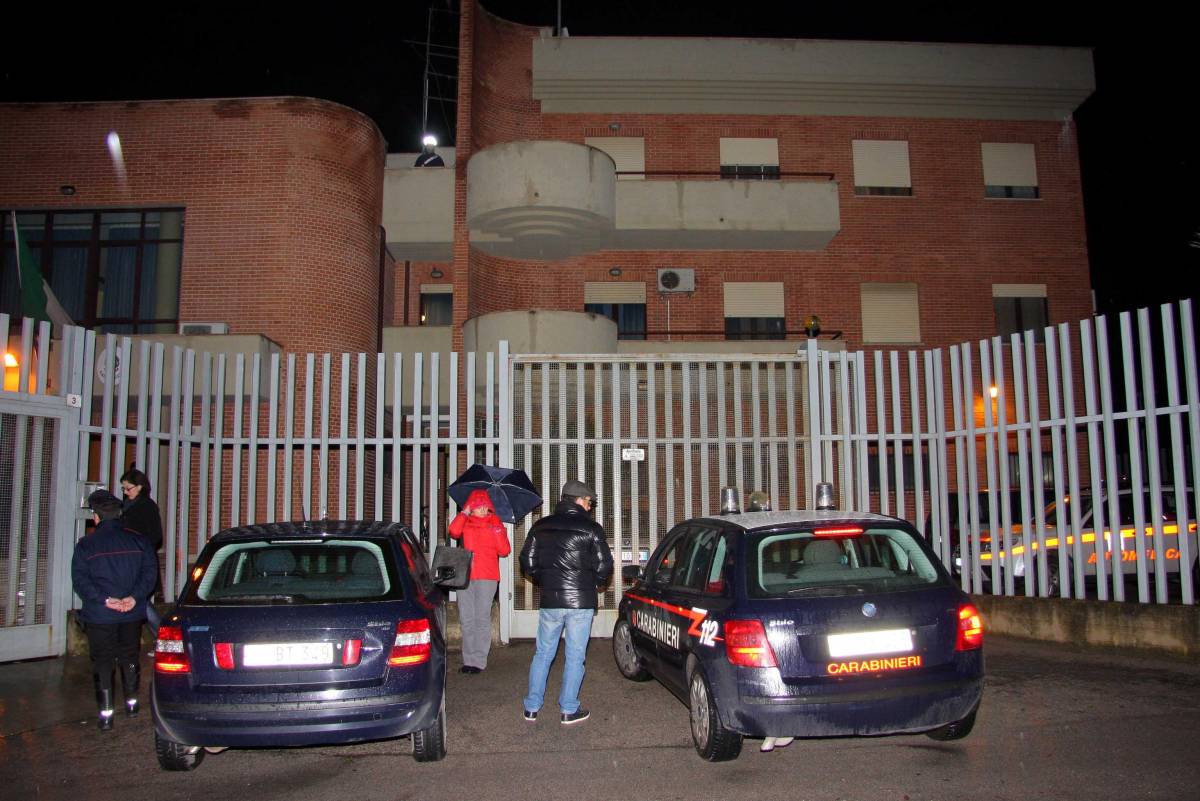Palermo, tragedia in caserma Carabiniere spara alla moglie e si suicida davanti alle figlie