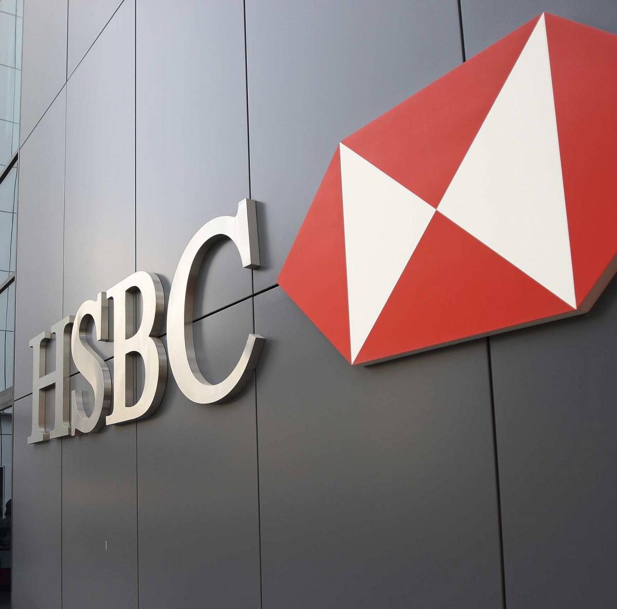 Hsbc prende a Draghi i soldi per far ricchi i manager