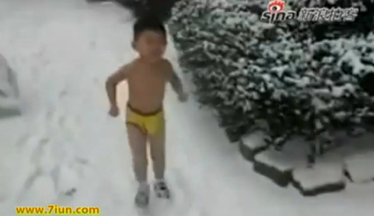 Bimbo corre nudo sulla neve: ripreso da un video a New York Il padre: lo addestro al freddo