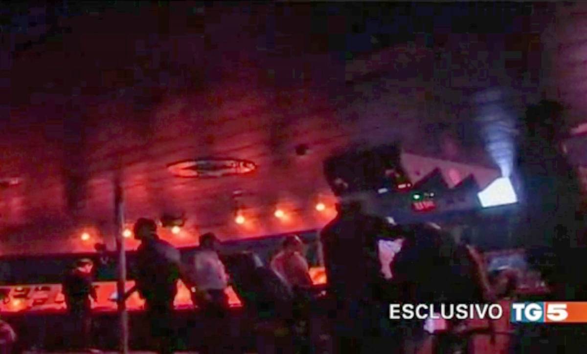Concordia, nuovo video Tg5 Mentre la nave va a fondo l'equipaggio ride e scherza