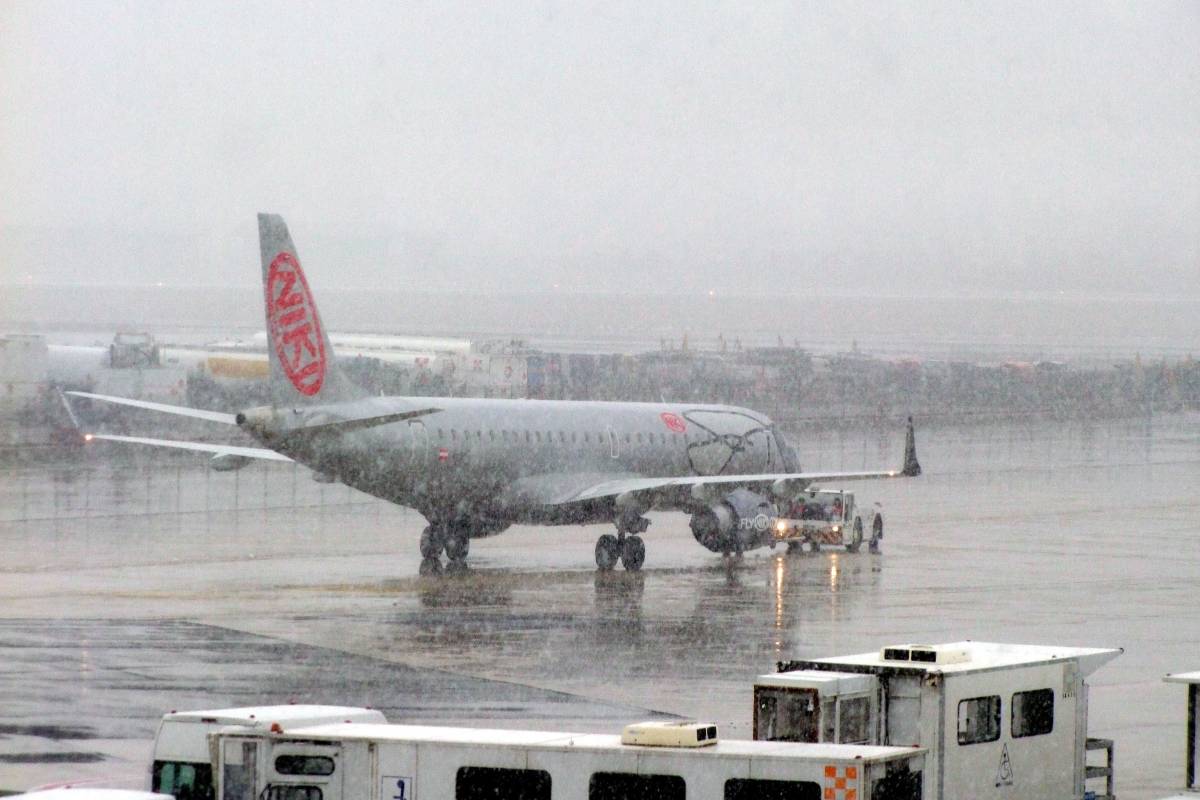 Neve sull'Italia, Marche e Abruzzo nel caos Paralisi Fiumicino: cancellato un volo su due