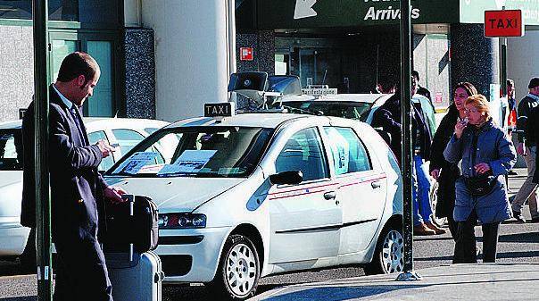 Foto-denuncia dei tassisti contro il collega «abusivo»