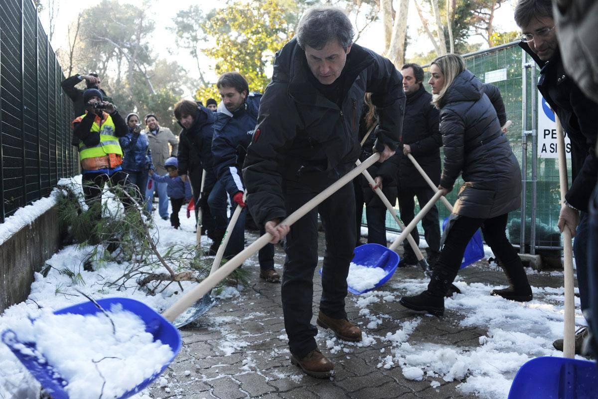 Alemanno gela le critiche: i romani lo promuovono