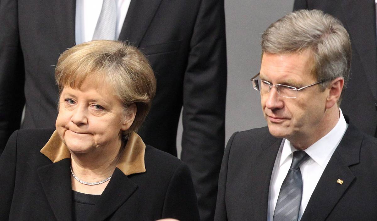 Uno scandalo in Germania Wulff costretto a dimettersi e la Merkel "bidona" Monti