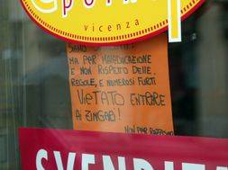 Vicenza, furti al negozio Commessa espone il cartello: "Vietato ingresso agli zingari"