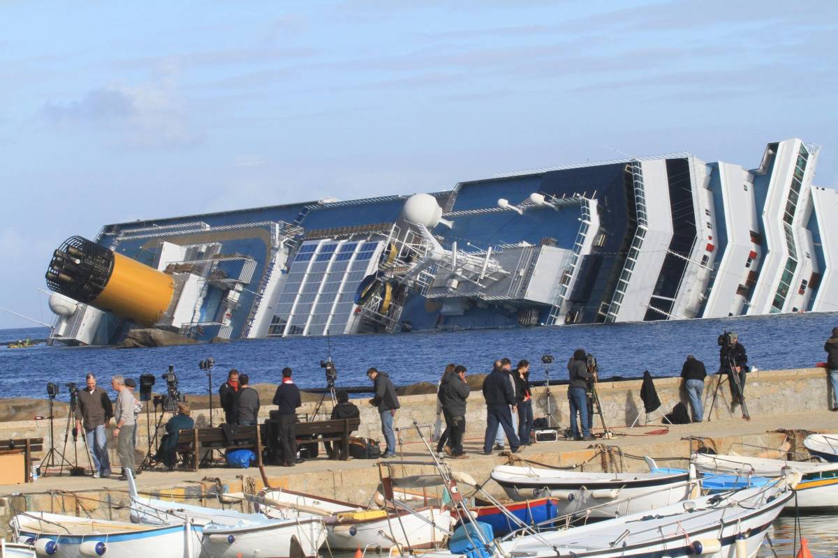 Concordia, tra gli indagati tre funzionari della Costa: ecco chi telefonò alla nave