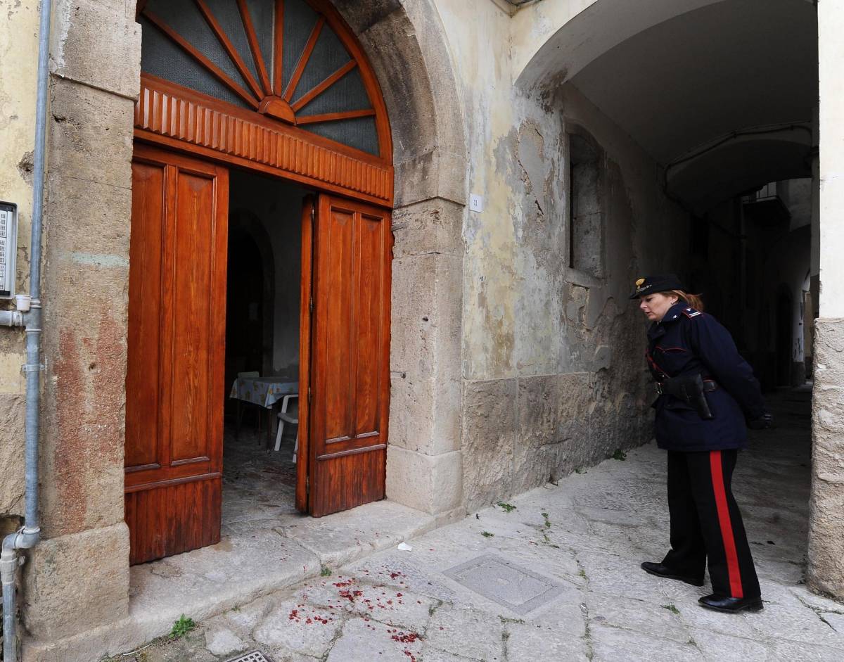 Agguato sotto casa: donna uccisa, grave il marito