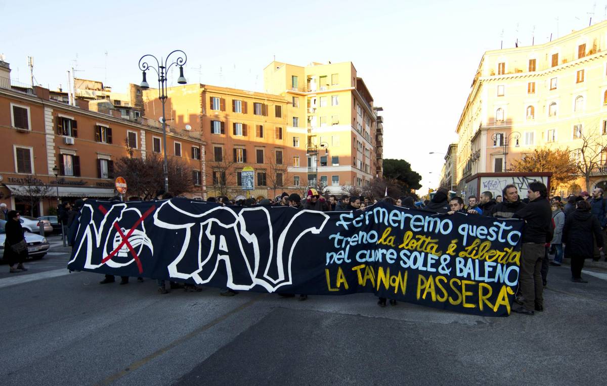 No Tav, manifestazioni per Abbà in tutta Italia Disordini a Milano, attaccata la sede di Libero