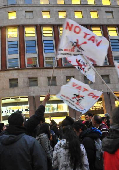 Corteo e petardi, i No Tav bloccano la città