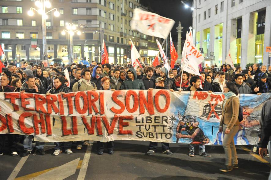 Assalto a strade e treni La follia degli anarchici paralizza mezza Italia