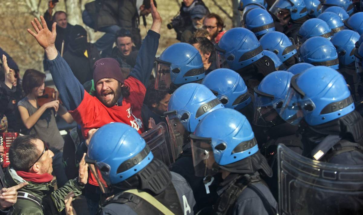 Battaglia sull’autostrada tra incendi e sassaiole Passera: «Avanti coi lavori»