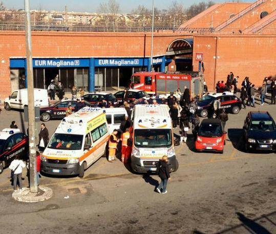 Guasto sulla linea Roma-Lido, passeggeri infuriati a piedi sui binari