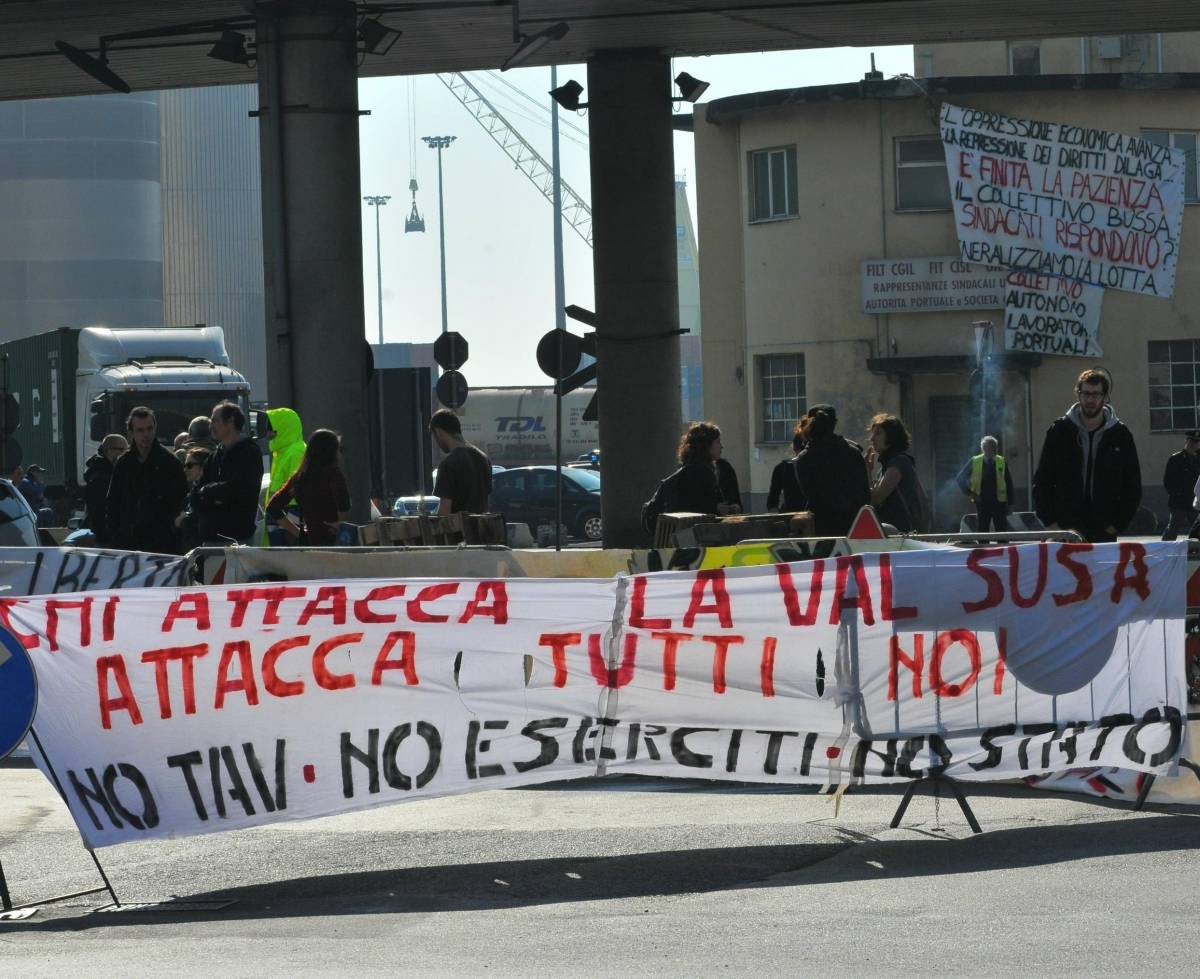 Assalto bis in stazione Polizia a caccia dei video che incastrano i teppisti