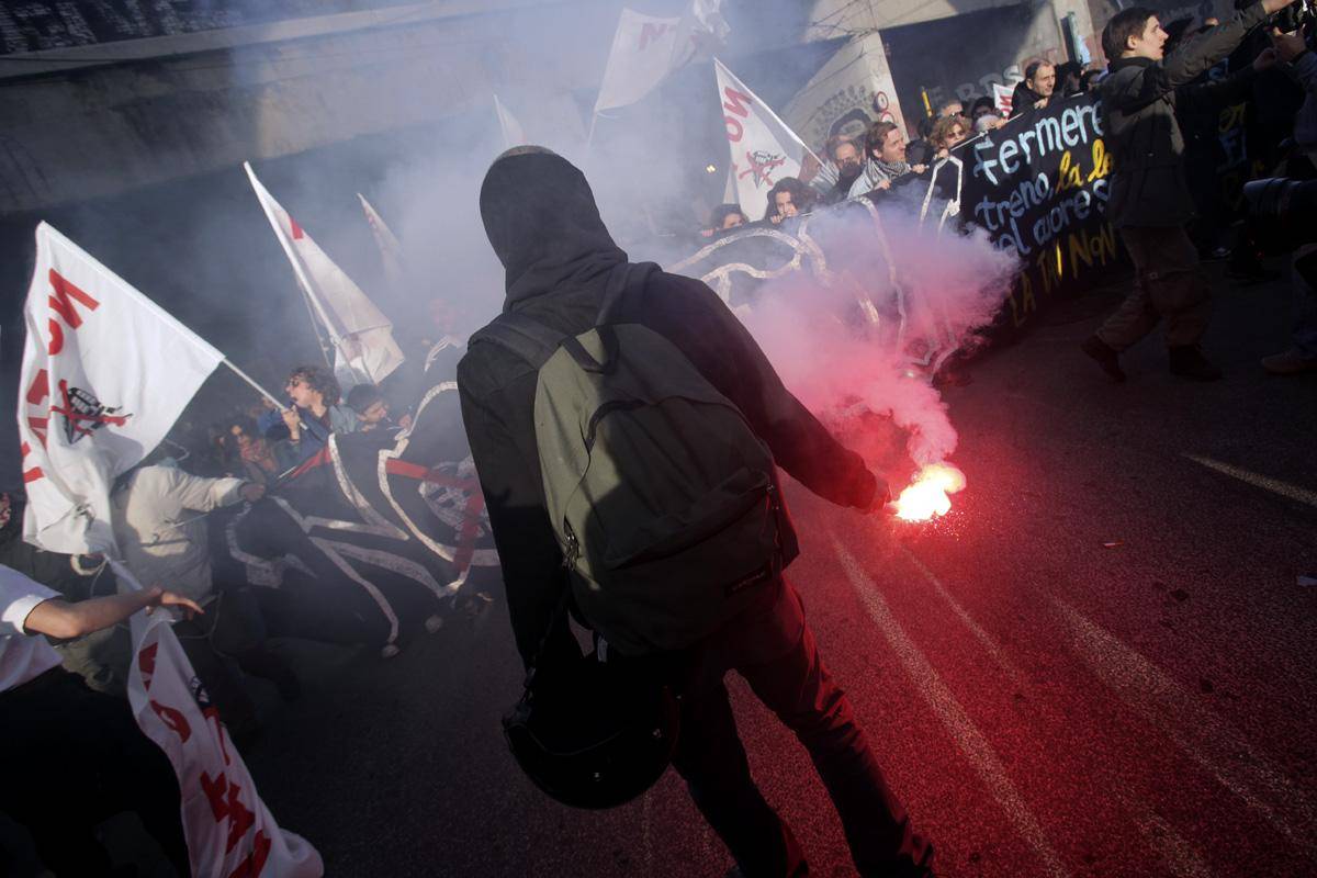 I No Tav occupano tangenziali e autostrade A Roma bombe carta e minacce ai giornalisti