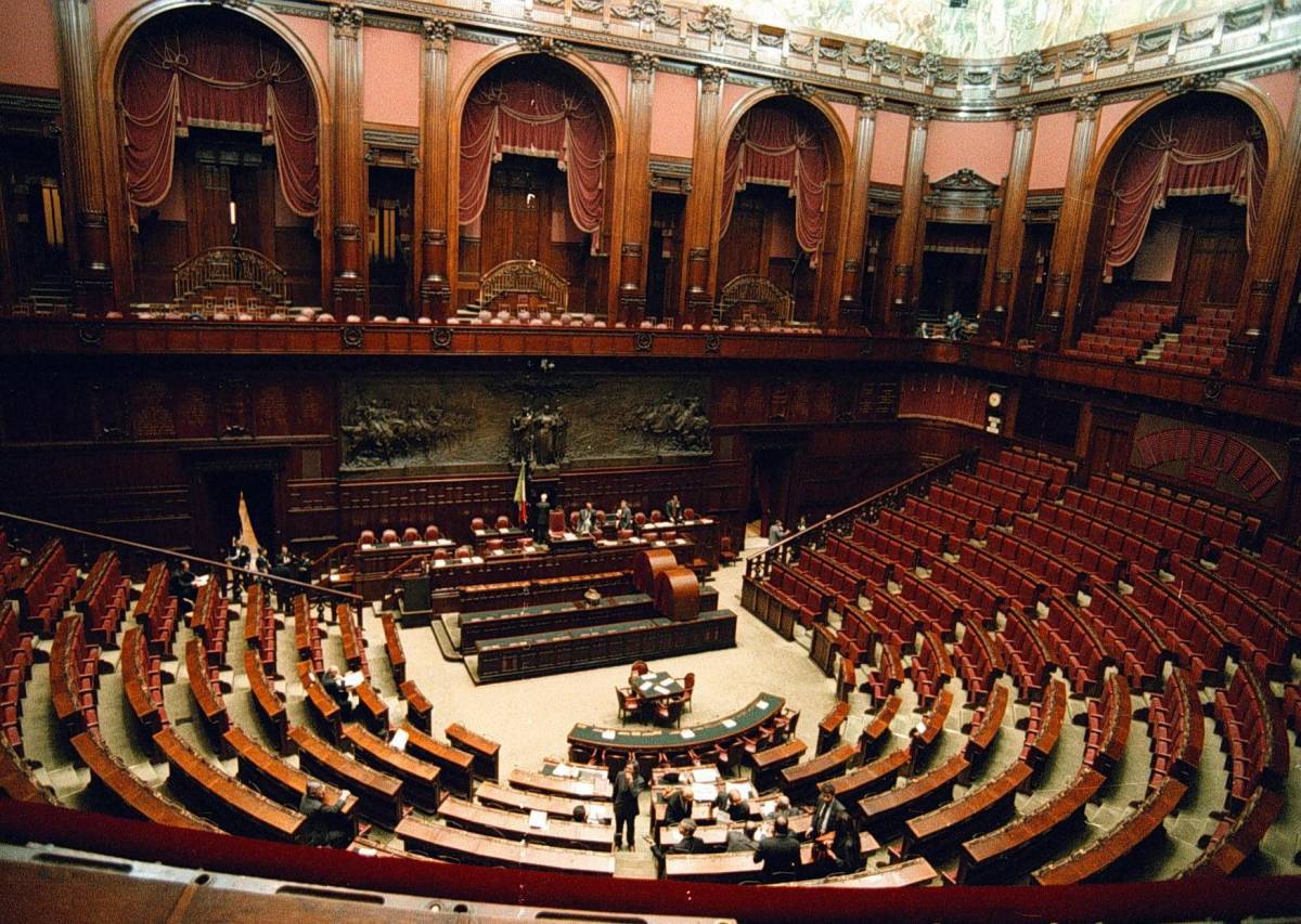 Aula deserta: in sei a parlare di alghe