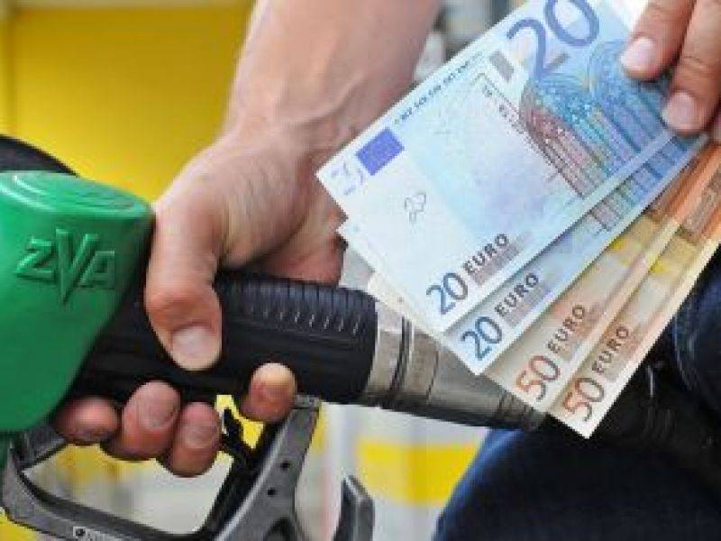 Carburanti, ancora prezzi da record: benzina a 1,95 euro