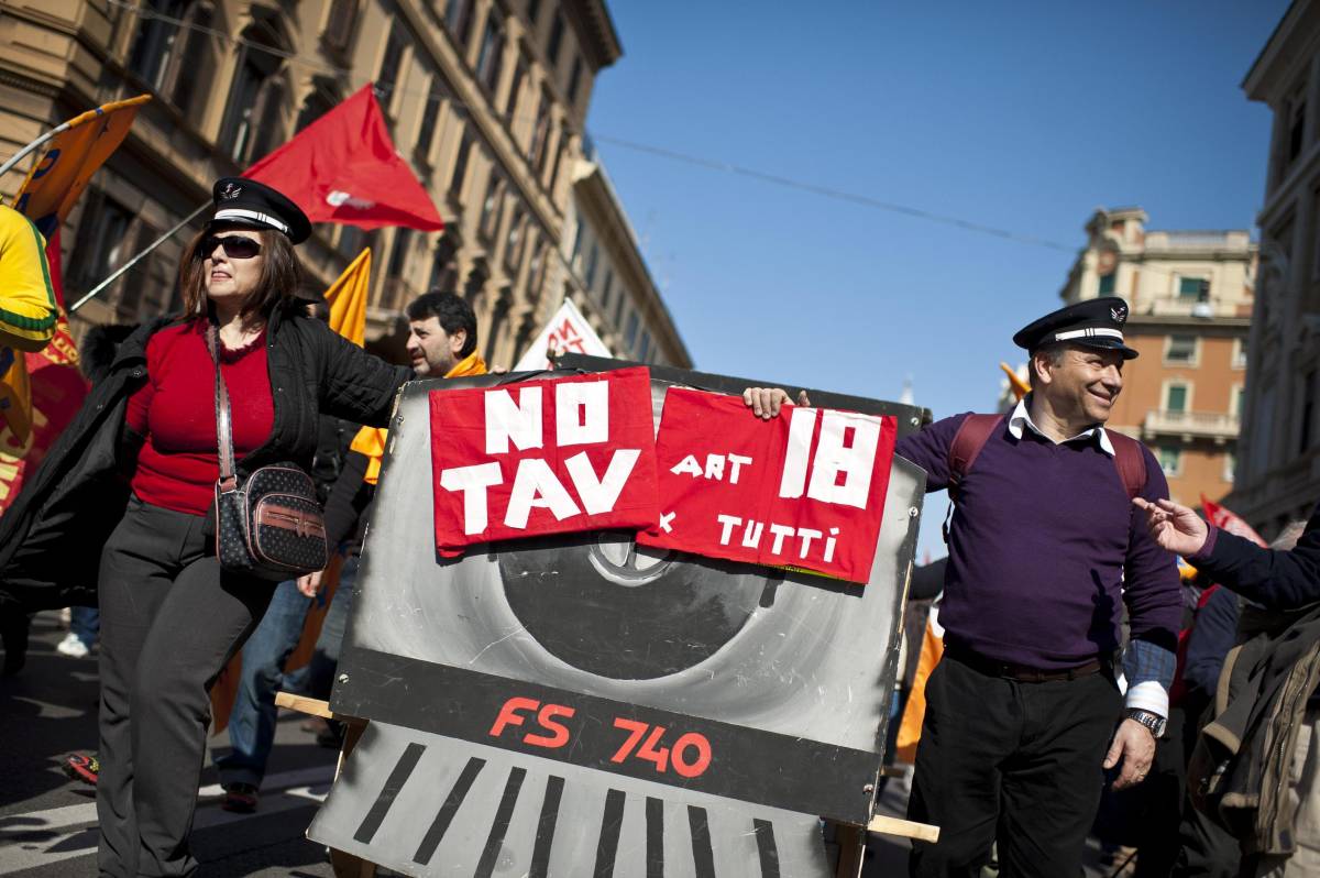 Fiom, tute blu coi No Tav ma la piazza fischia la Cgil Disordini al Cipe: alcuni feriti