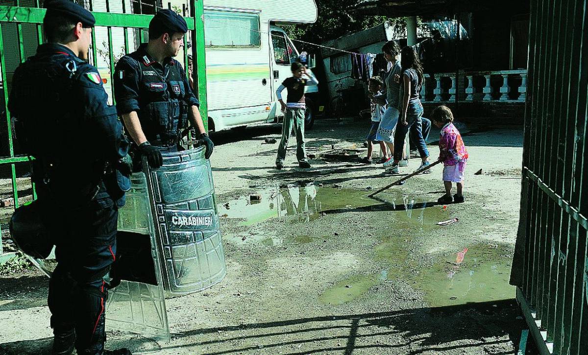 Maxi rissa fra 50 nomadi: spari, sassaiola e feriti nella guerra civile dei rom