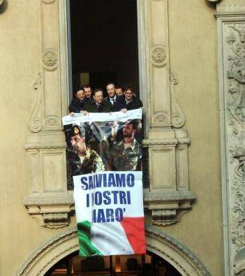 Sì al poster: la sinistra si arrende ai marò