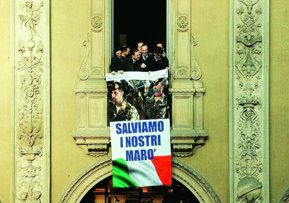 Sui marò, sceneggiata sinistra I soldati non meritano il poster