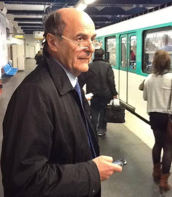 Bersani il camaleonte È montiano a Roma e comunista a Parigi