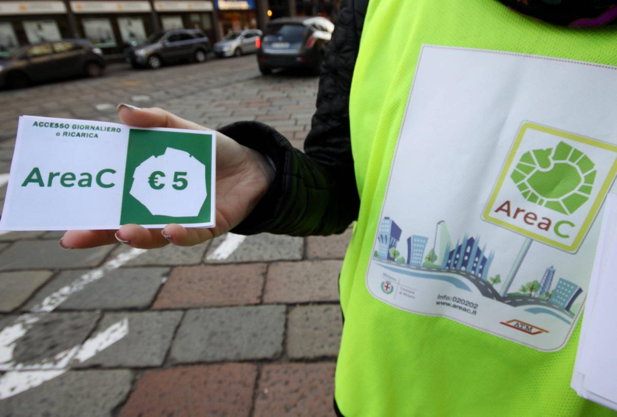 Area C, ultimo assalto ai ticket tutti in fila per mettersi in regola