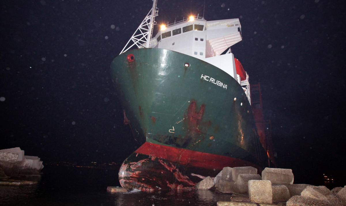 Manovra sbagliata: nave incagliata sugli scogli