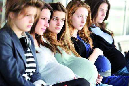 Le diciassette ragazze  incinte tutte insieme  come atto di ribellione