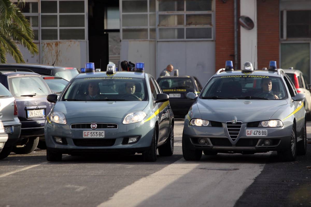 Napoli, il blitz della Gdf: presi 16 giudici tributari