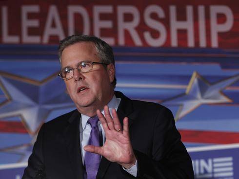 Jeb Bush appoggia Romney Sondaggio, americani stufi: troppa religione nei dibattiti