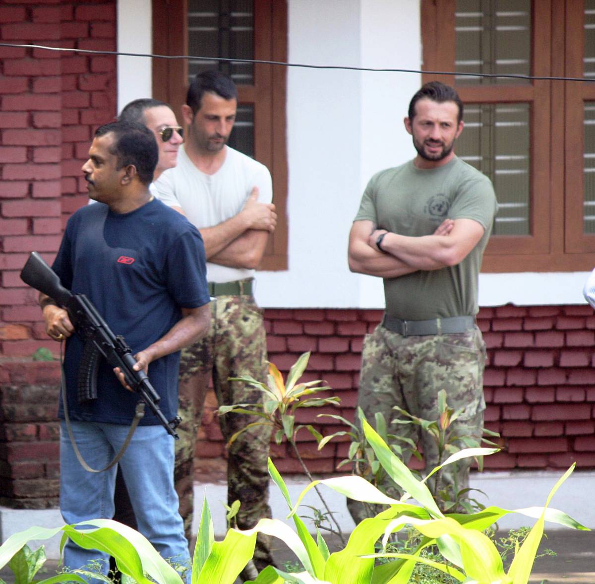India, per i due marò dopo il danno la beffa: tagliato lo stipendio