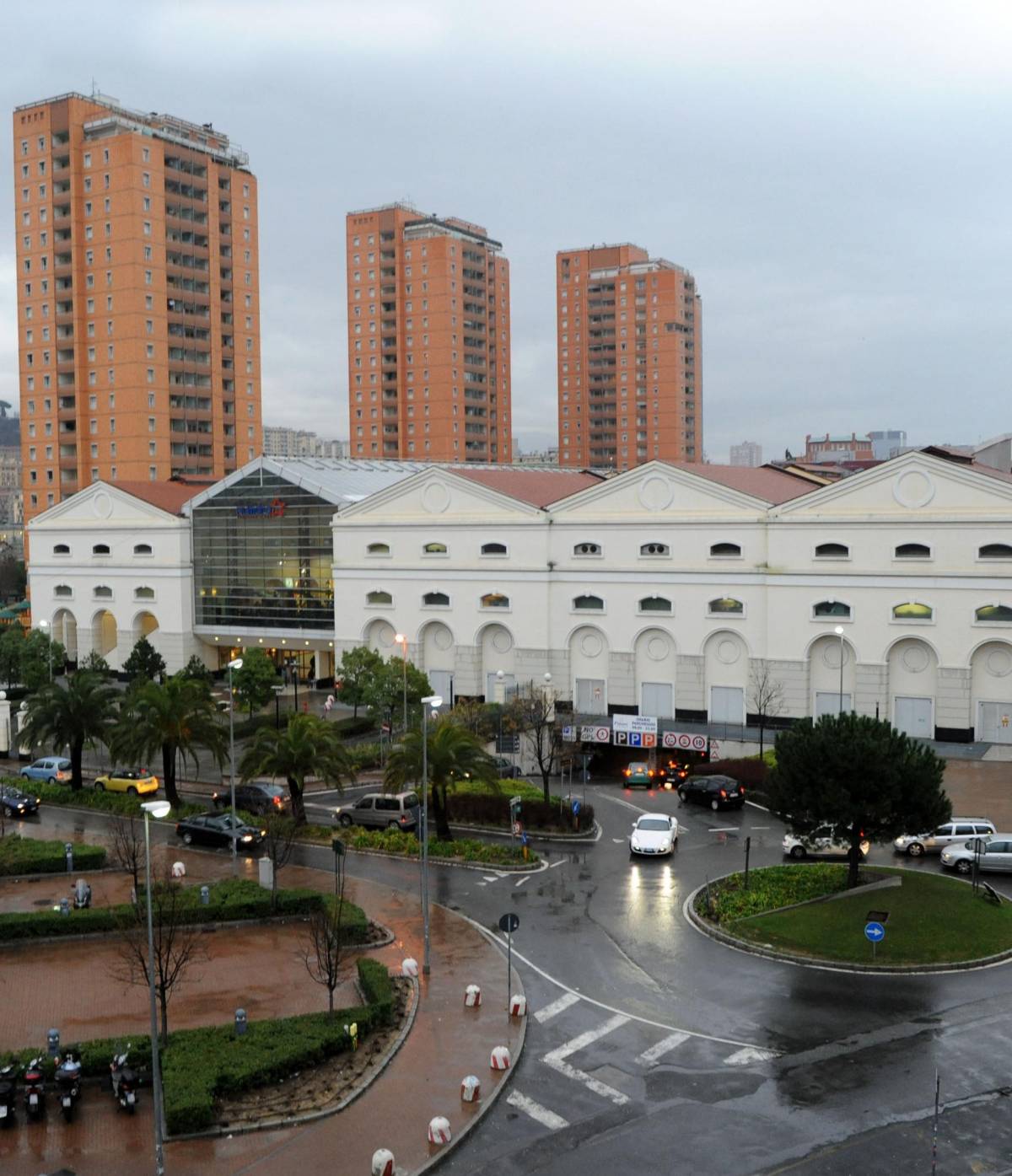 Pistole spianate al centro commerciale