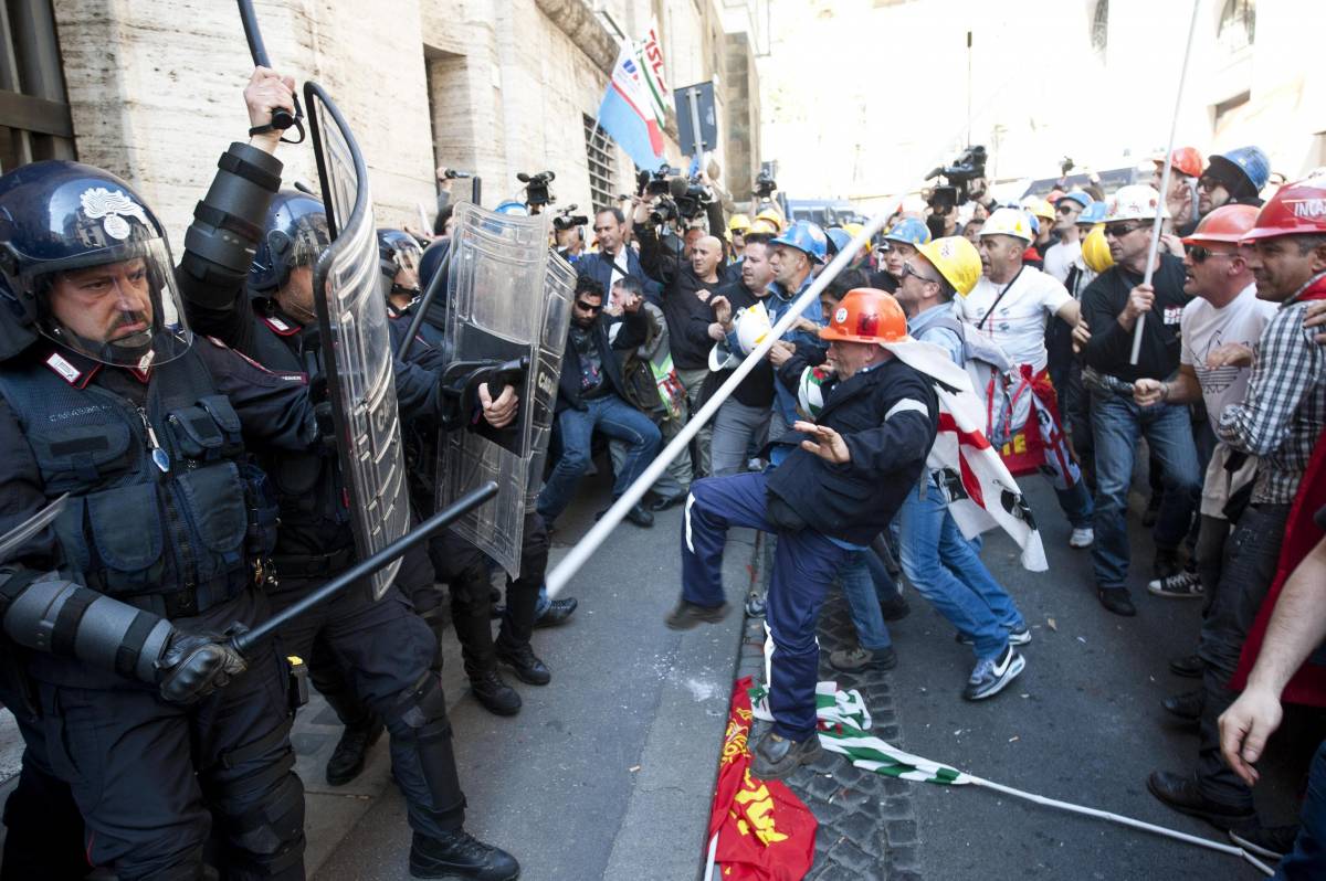 Alcoa, scontro tra operai e forze dell'ordine a Roma