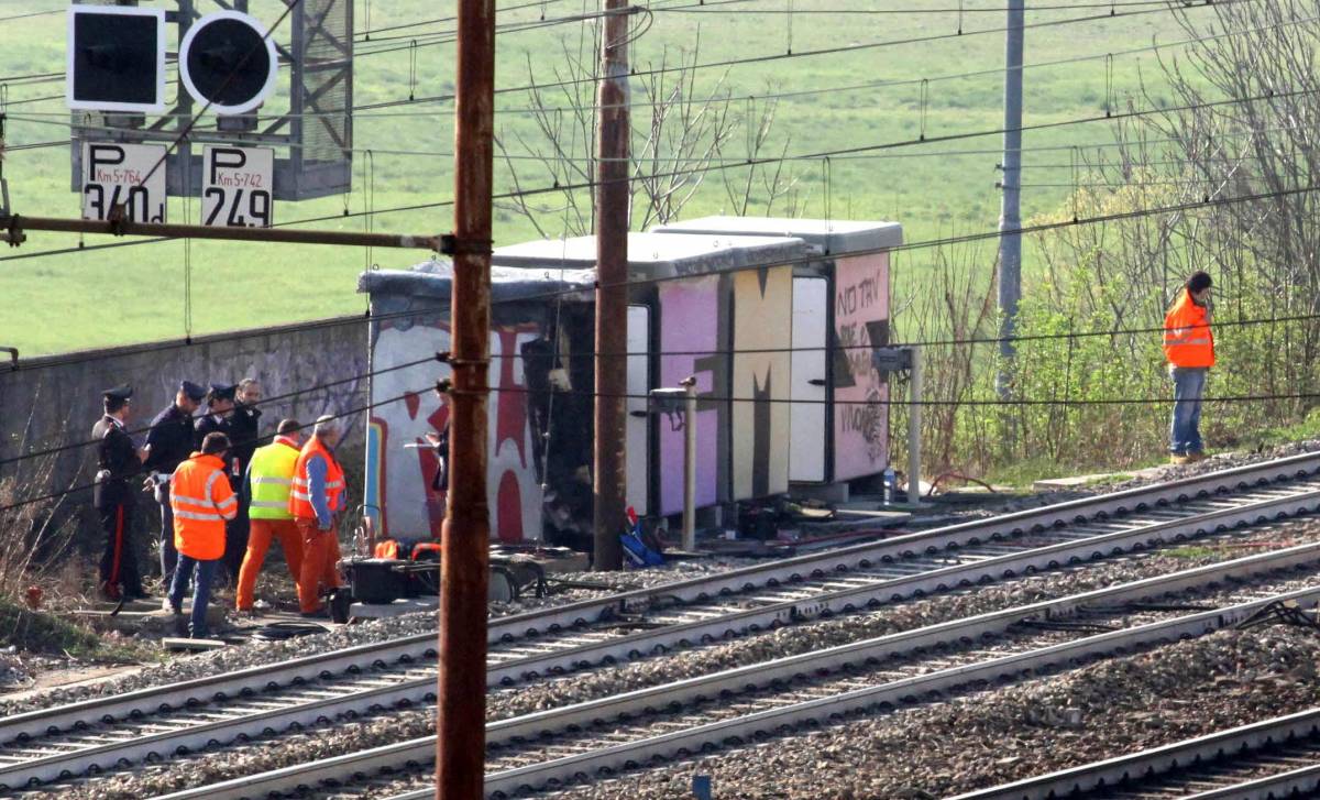 No Tav, sassi e petardi contro la polizia