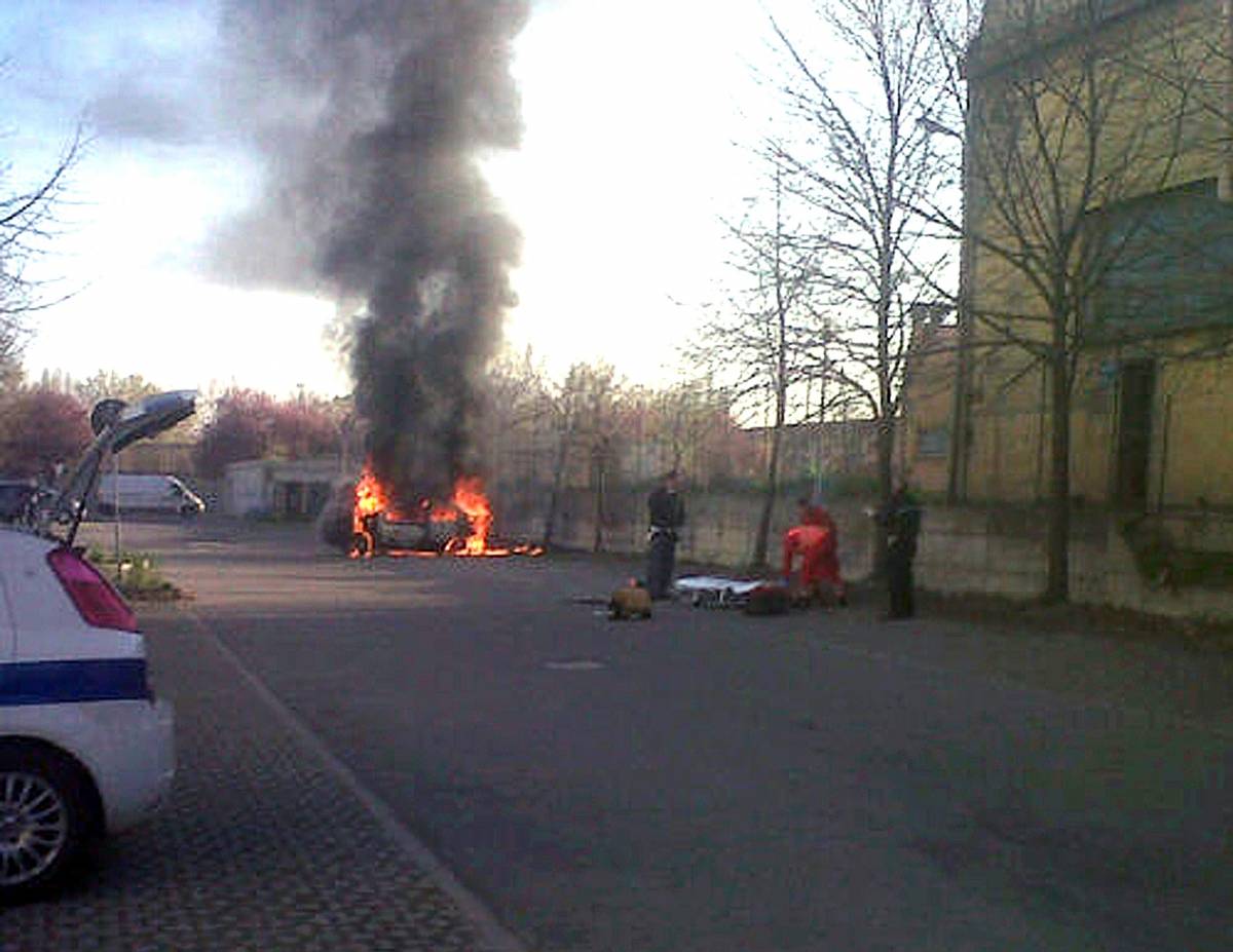 Troppe tasse, un muratore si dà fuoco davanti all'Agenzia delle entrate: è grave